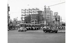 栄交差点を南に向かう路面電車