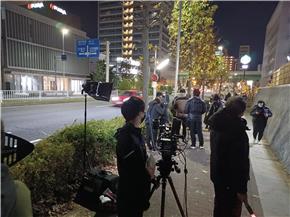 バス停で撮影をする様子