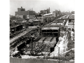 錦通(建設中の栄町駅)