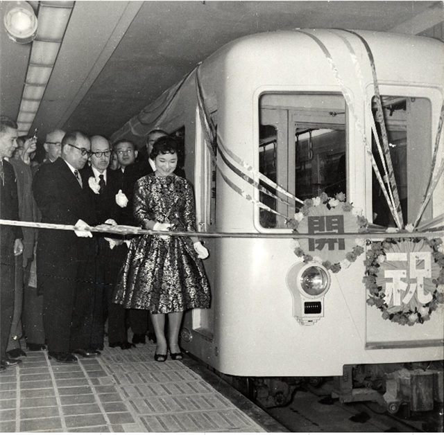 昭和32年11月15日 「名古屋~栄町」開通 テープカット