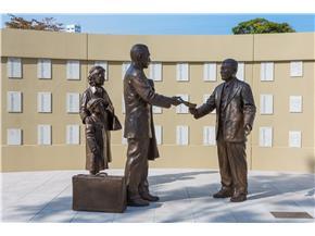 杉原千畝広場 センポ スギハラ メモリアル ブロンズ像の写真